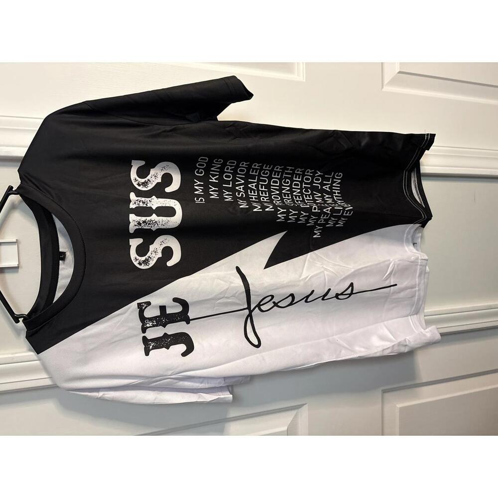 Black and White Jesus Graphic T-Shirt Size Large483